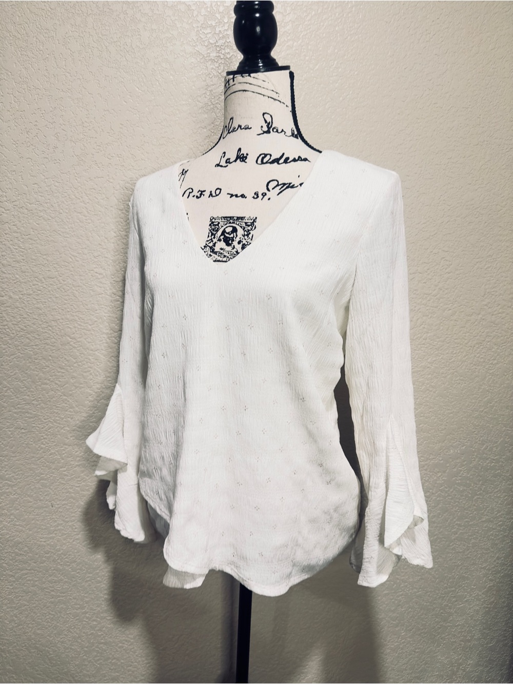 Vince Camuto Feminine Off-White V-Neck Ruffle Sleeve Blouse and Hem.  Size S.